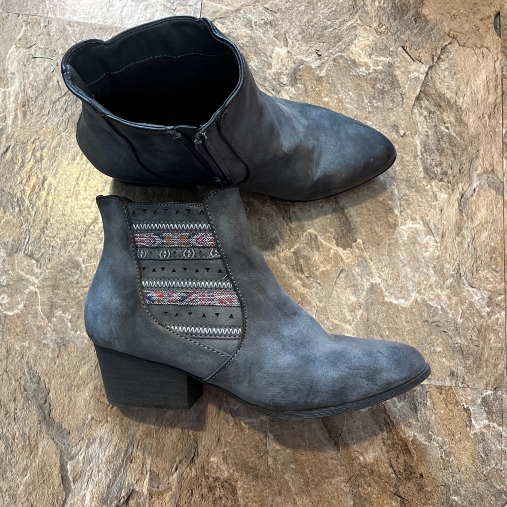 Maurice’s healed boots size 9.5